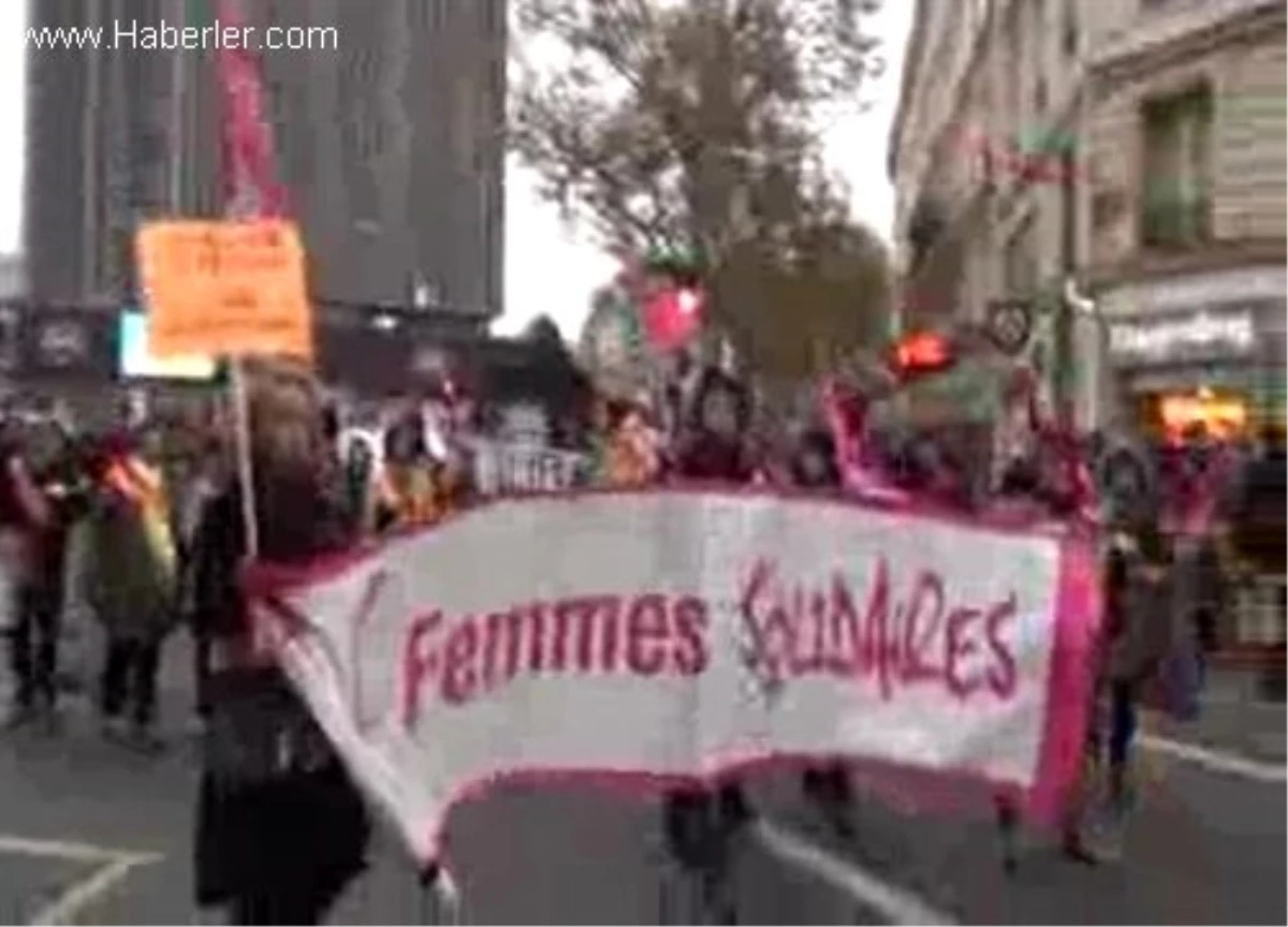 Paris\'te \'Kadına Şiddete Hayır\' Yürüyüşü