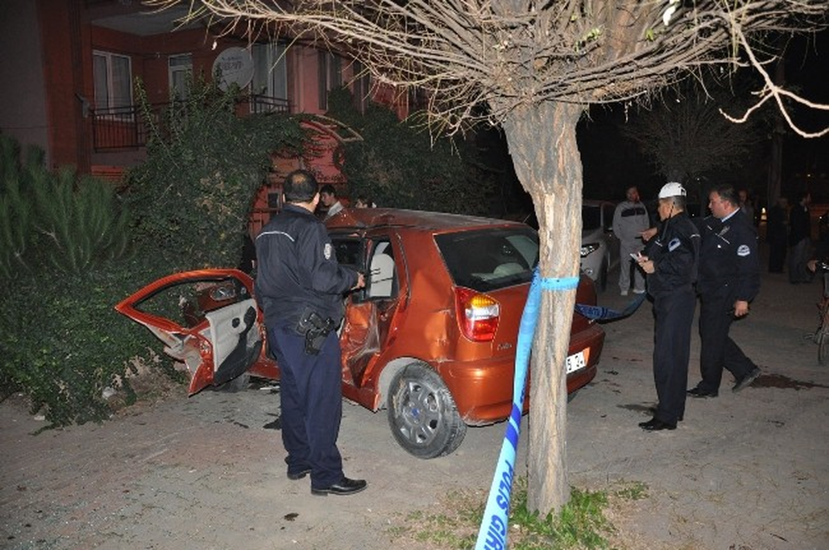 Park Halindeki Otomobile Çarpan Araçta Can Pazarı