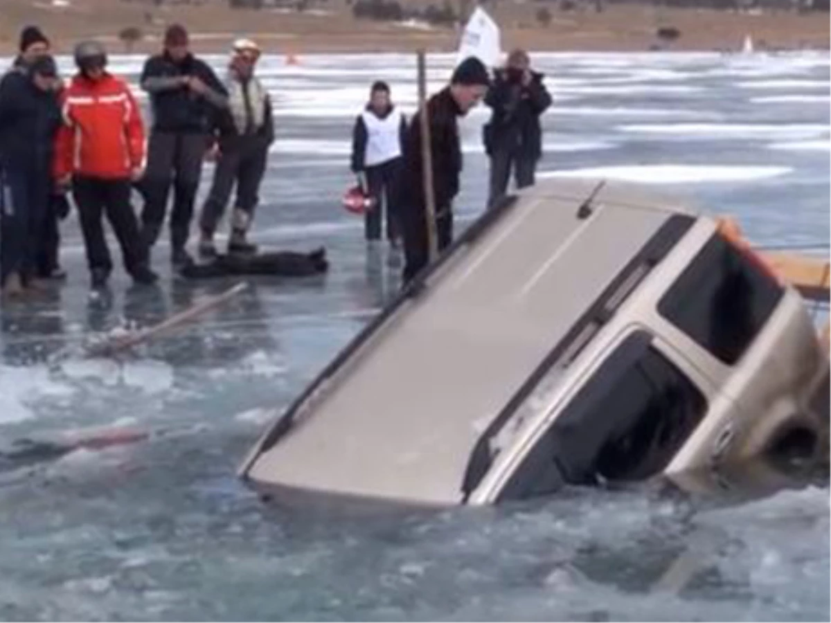 Donmuş Göle Düşen Araba Uzun Uğraşlar Sonucu Kurtarıldı