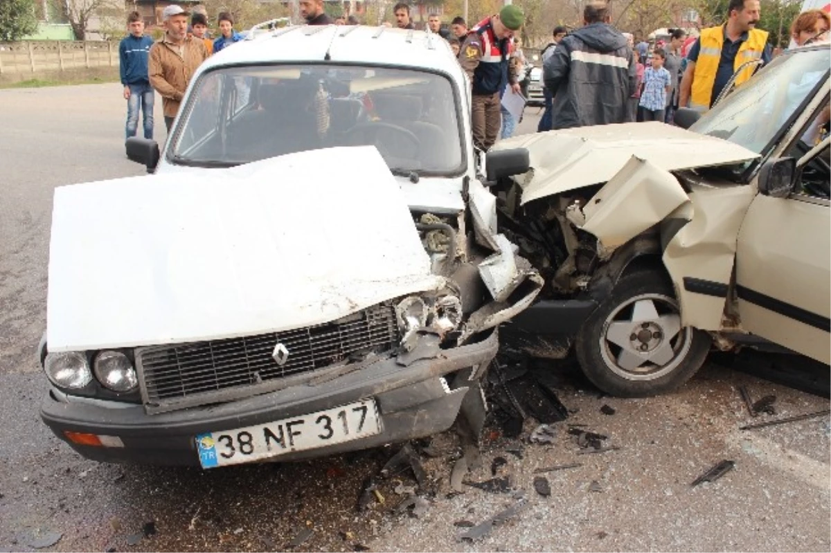 Sakarya\'da Trafik Kazası: 4 Yaralı