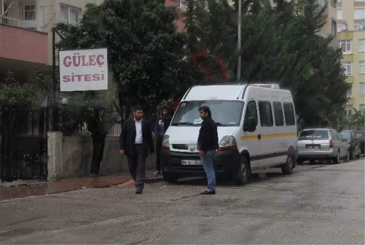 Silah Çeken Eşini Bıçaklayarak Öldürdü