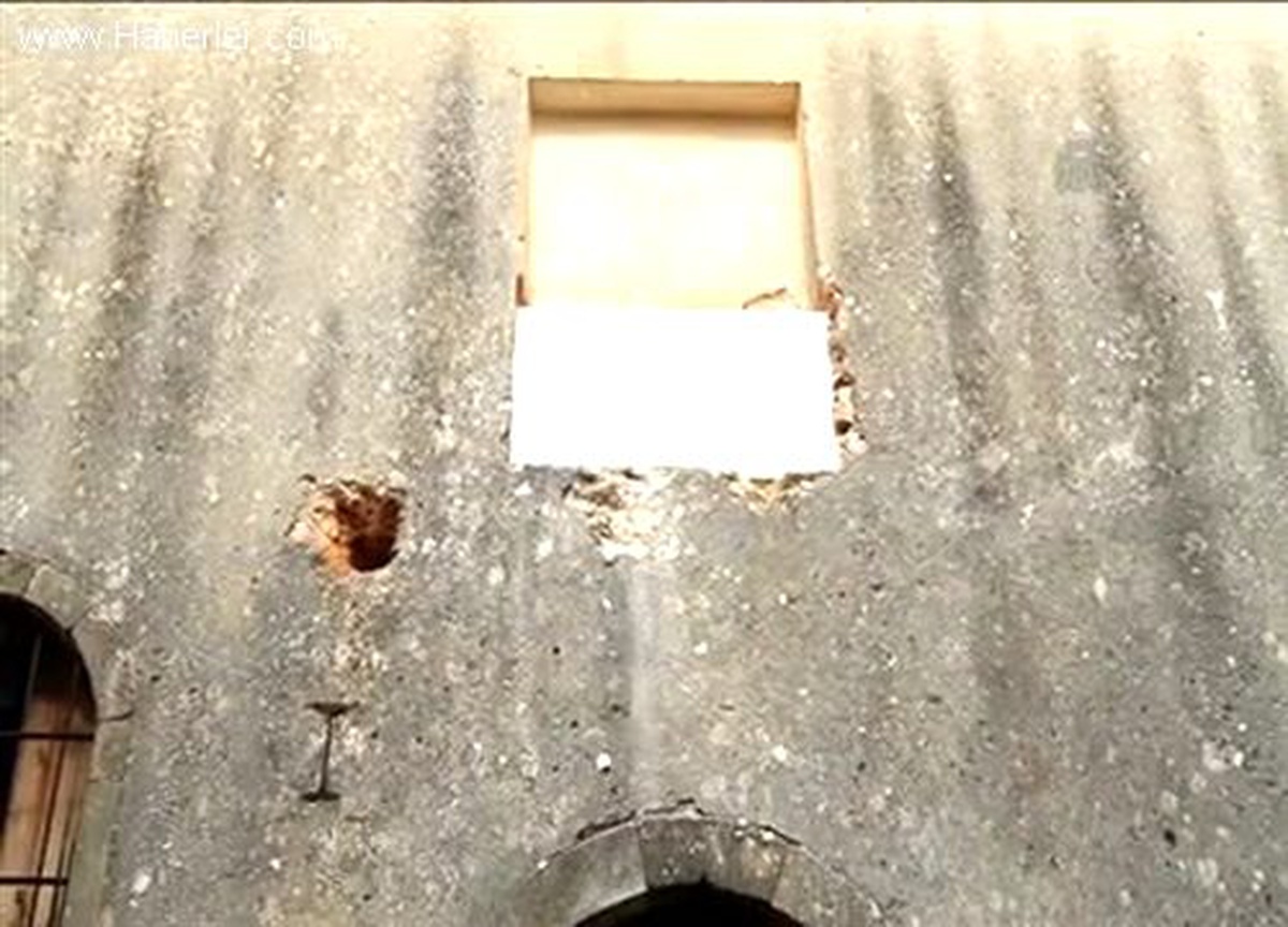 Tarihi kilisenin duvarına yazı yazılmasına tepki gösterildi