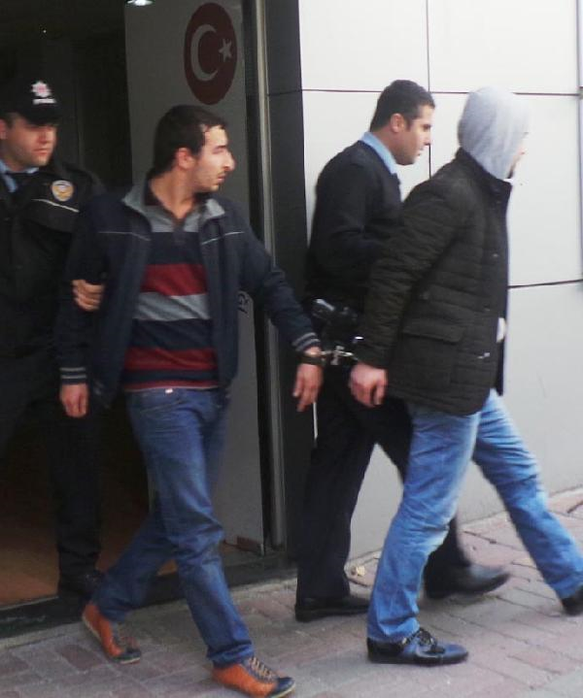 Polise Bıçakla Saldıran 2 Kişi Gözaltına Alındı
