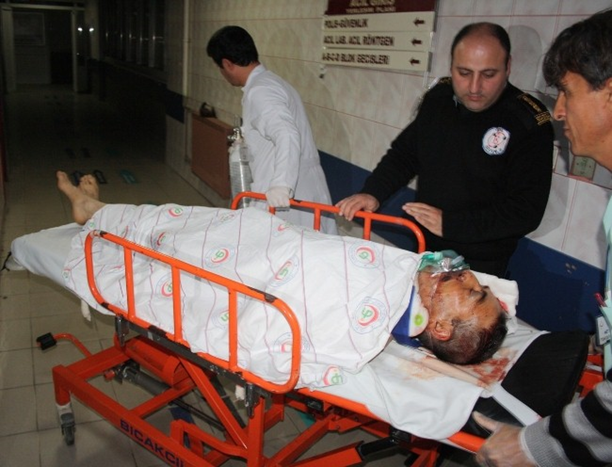 Traktör Şarampole Yuvarlandı: 1\'i Ağır 3 Yaralı