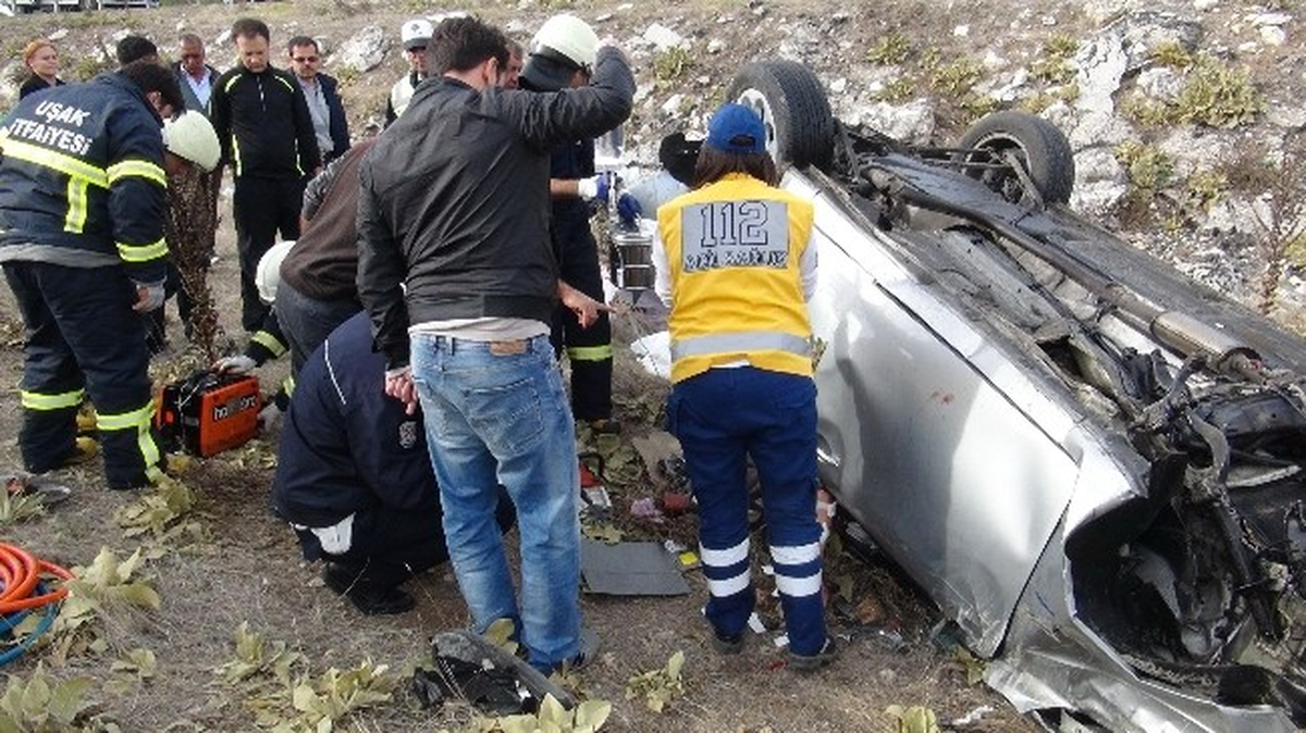 Uşak\'ta Trafik Kazası: 1\'i Çocuk 4 Yaralı