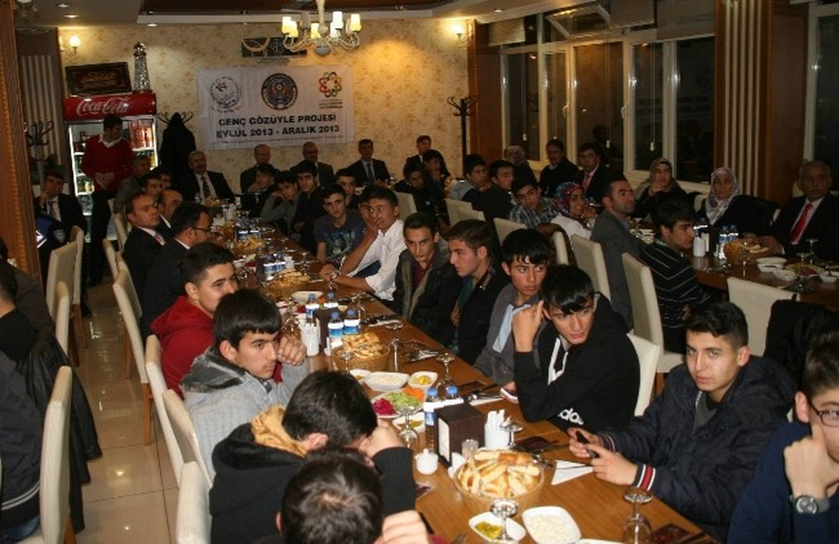 Yozgat Emniyeti, \'Genç Gözüyle Projesi\'nde Yer Alan Öğrencilere Yemek Verdi