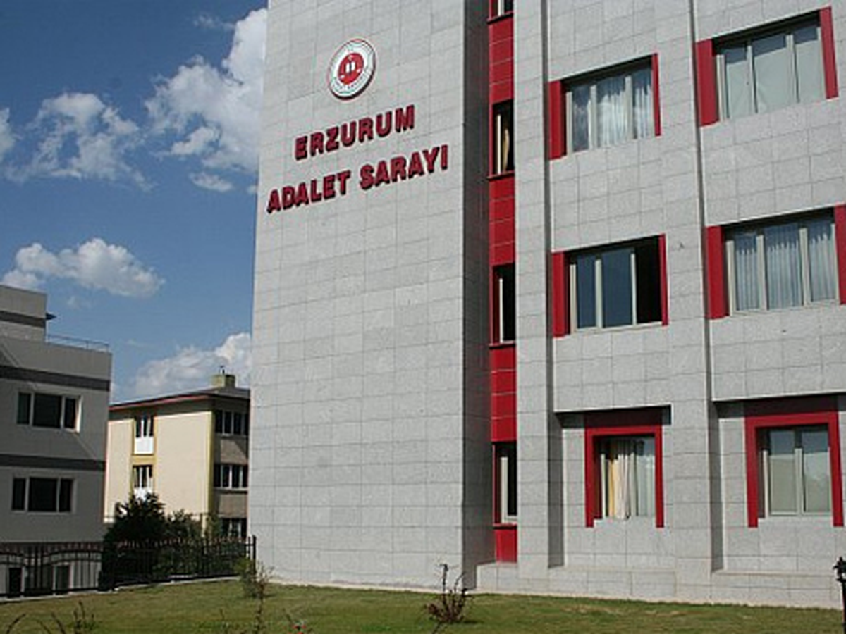 Adliyede İç Çamaşırı Fırlatmaya 1.5 Yıl Hapis