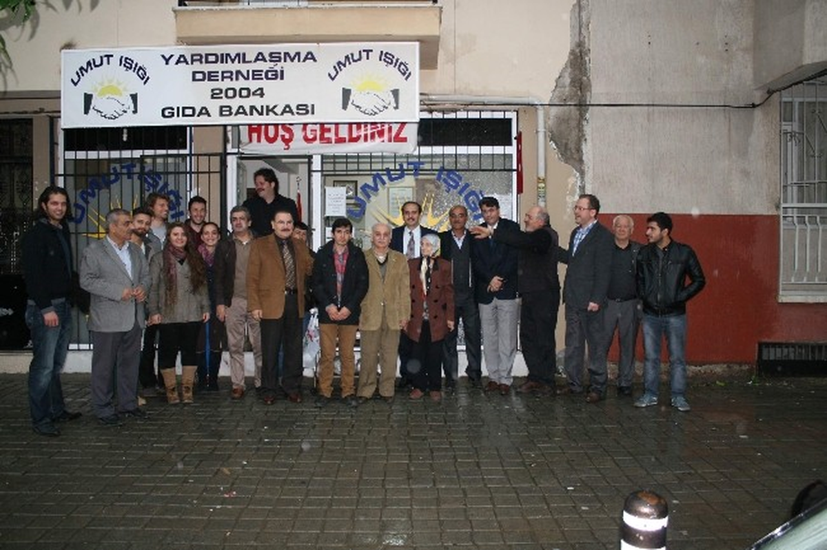 Ak Partili Turgut\'tan Umut Işığı Yardımlaşma Derneği\'ne Ziyaret