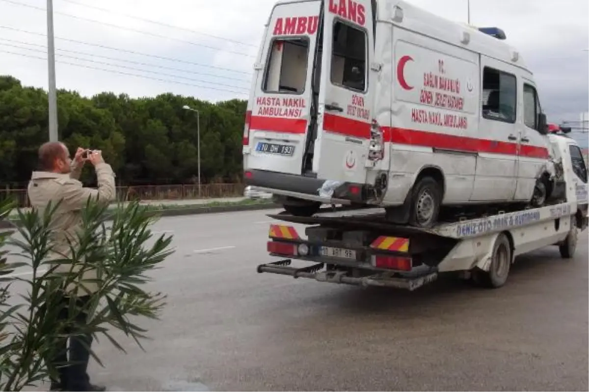 Ambulansla Otomobil Çarpıştı: 1 Ölü, 2 Yaralı