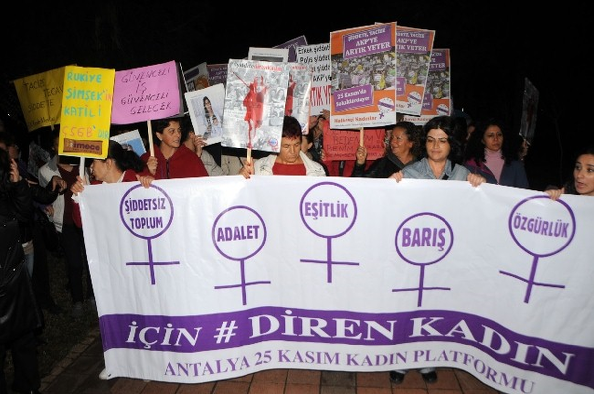Antalya\'da Kadınlar Şiddete Karşı Yürüdü
