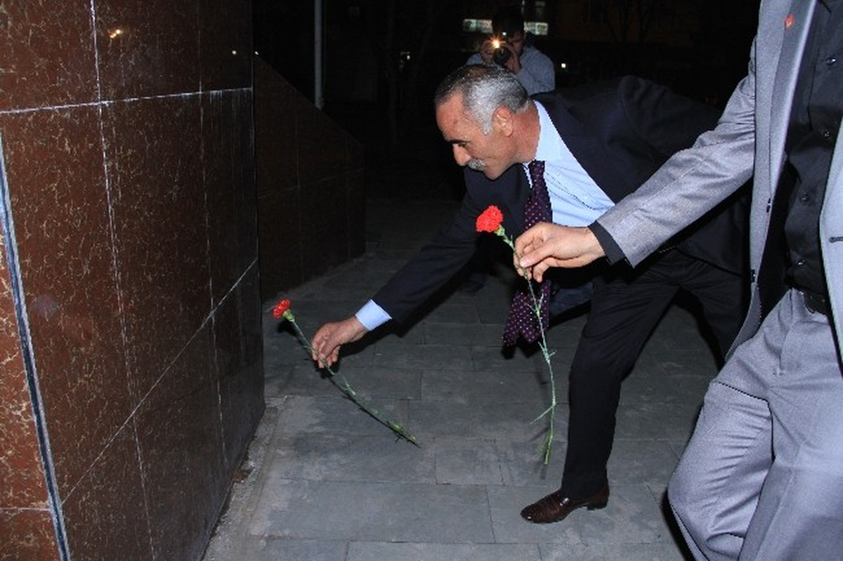 Ardahan CHP İl Yönetimi Atatürk Anıtı\'na Çiçek Bıraktı