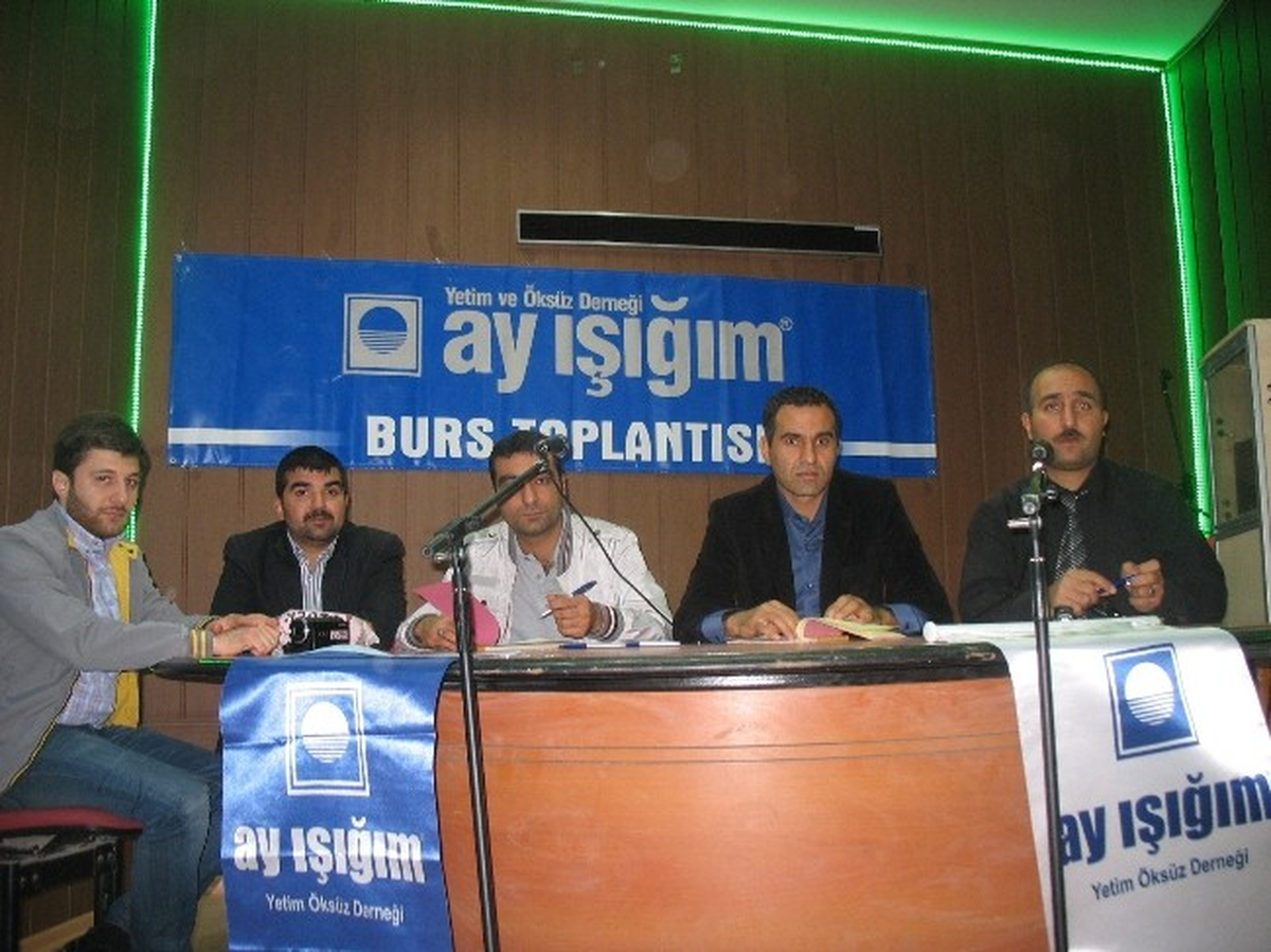 Ay Işığı Derneği\'nden Öğrencilere Burs
