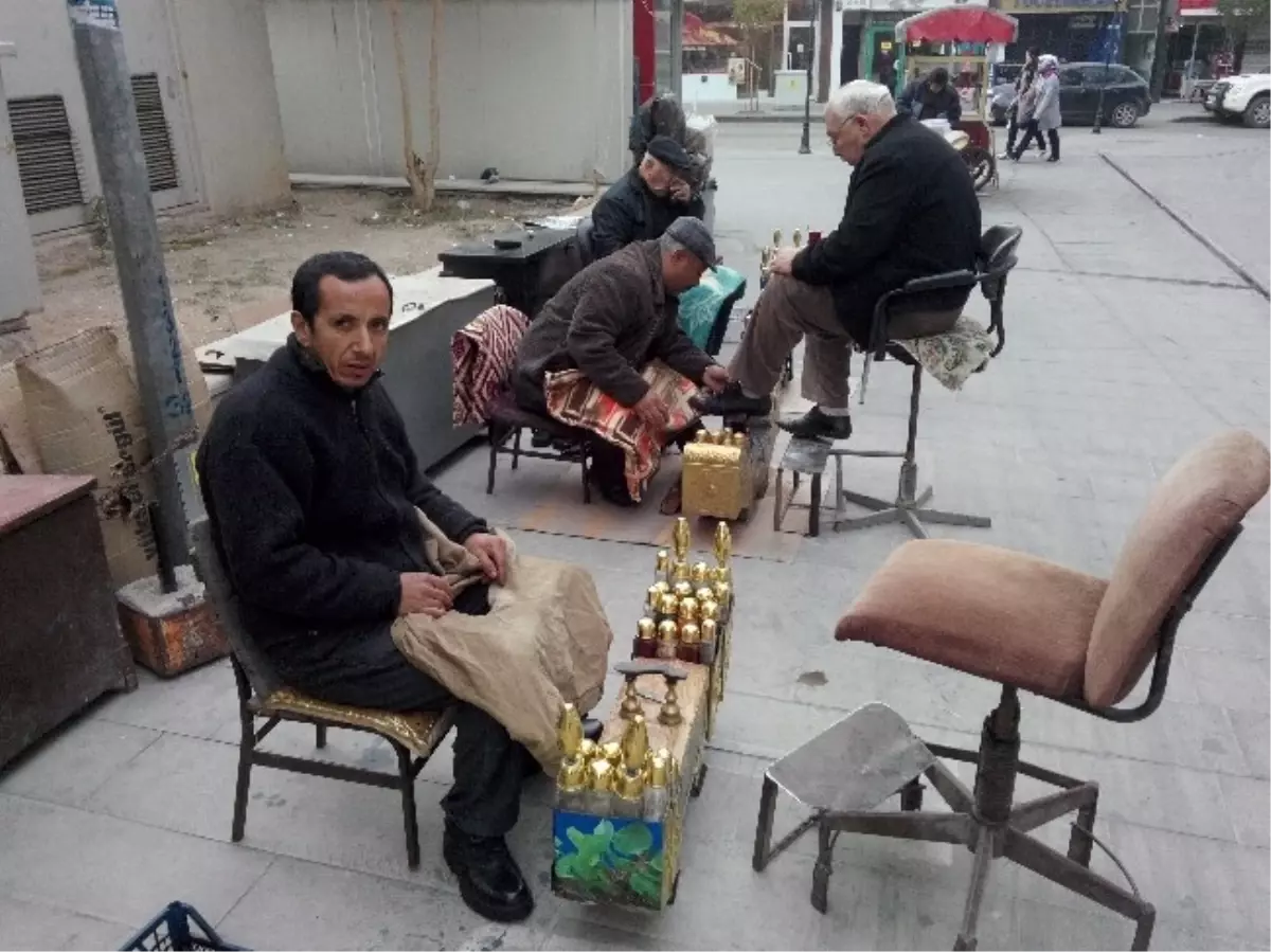 Ayakkabı Boyacıları Soğuk Havadan Dertli