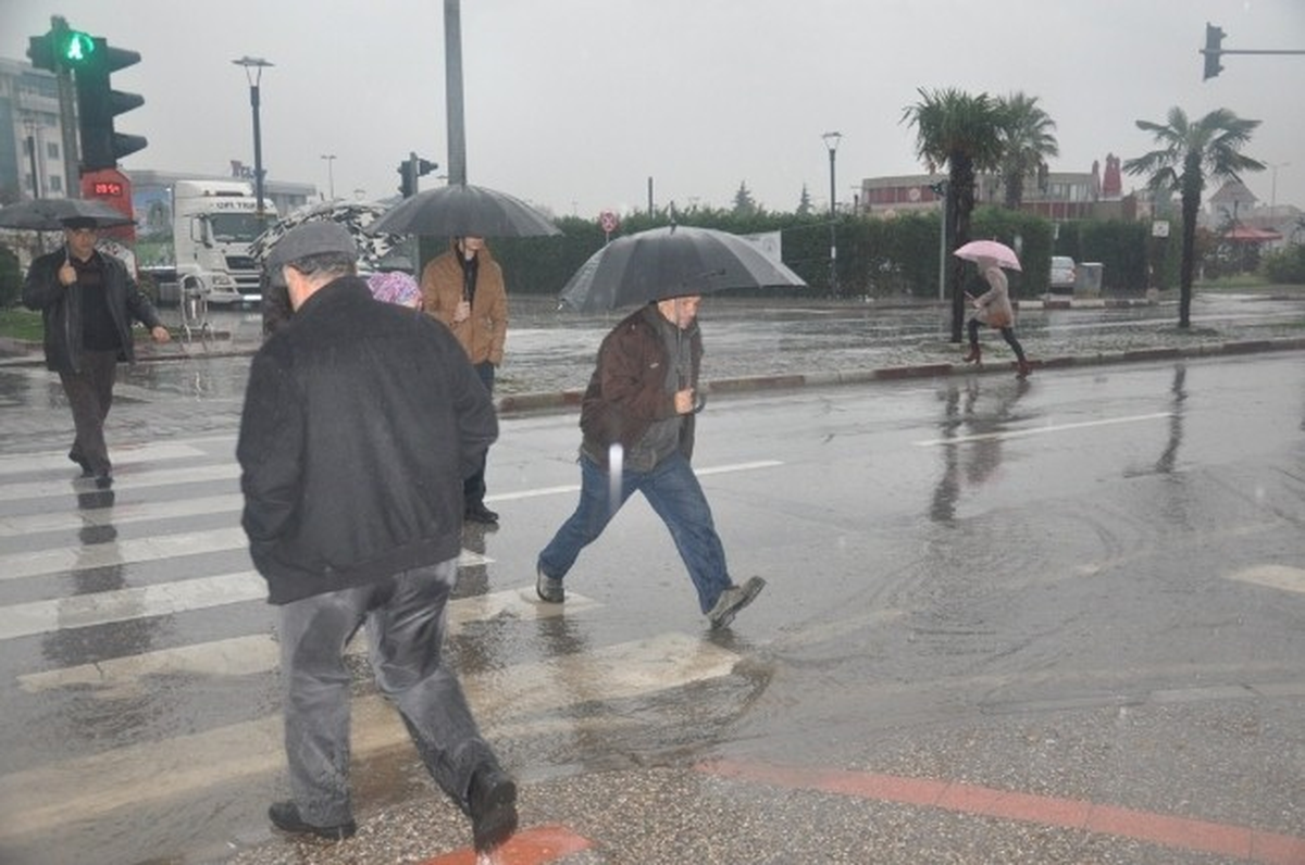 Balıkesir\'de Yağmur Hayatı Olumsuz Etkiledi