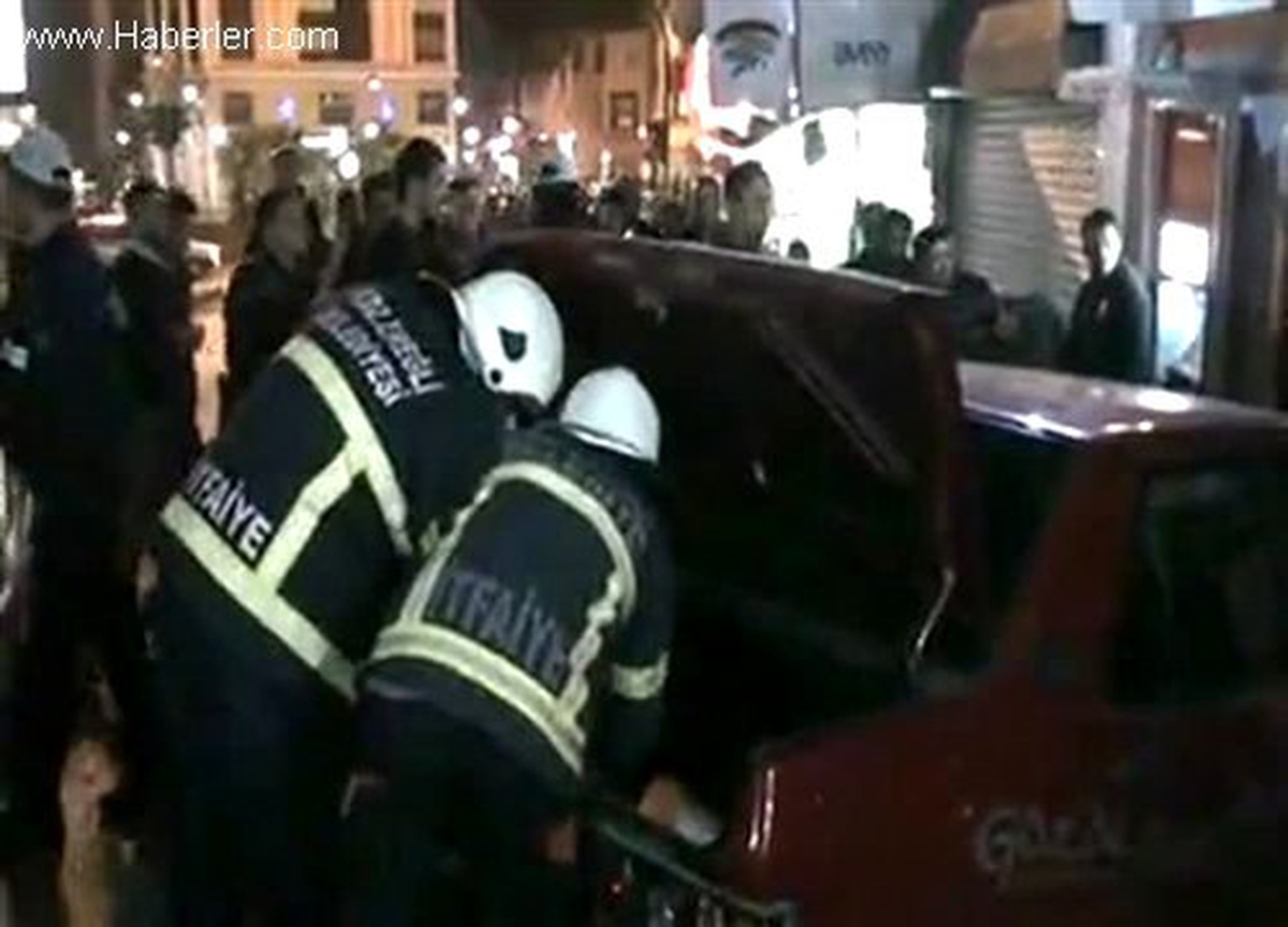 Bankete çarparak havalanan otomobil iş yerine çarptı