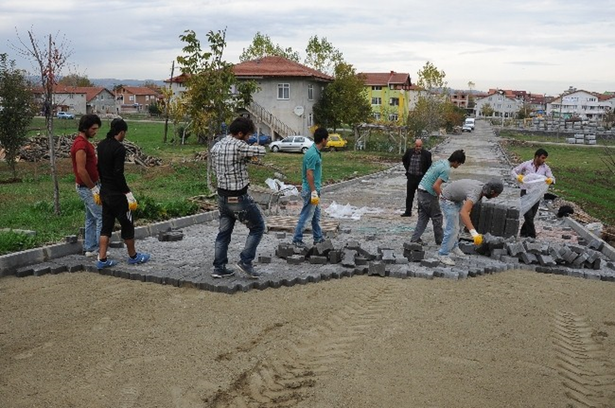 Başiskele\'de 2 Sokak Parke Taşlarıyla İşleniyor