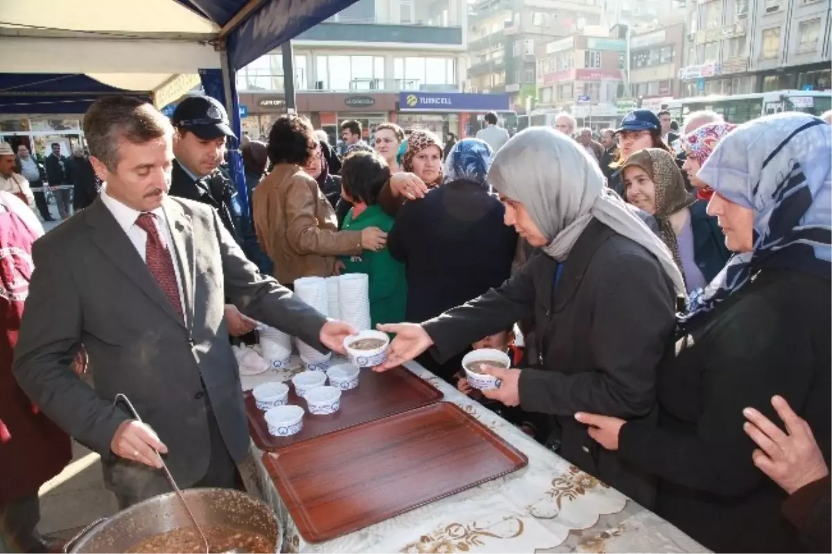 Şahinbey Belediye Başkanı Tahmazoğlu, Aşure Dağıttı