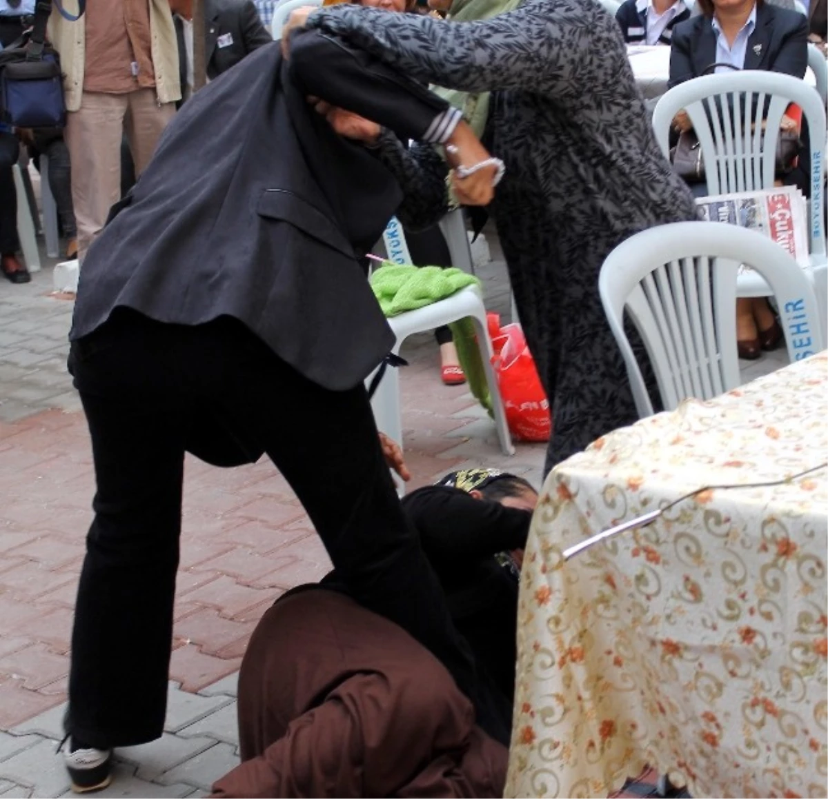 CHP\'li Kadınlar \'Kadına Şiddeti\' Skeçle Protesto Etti