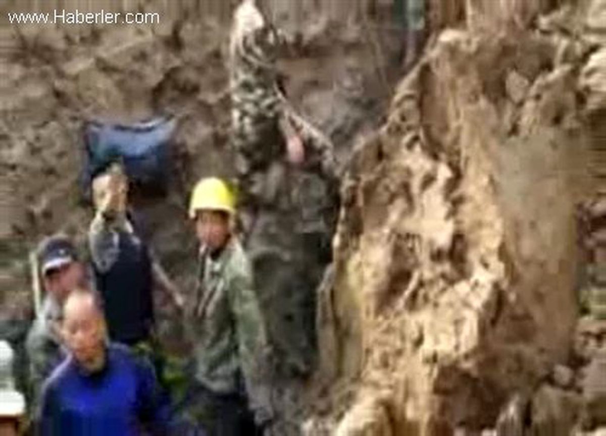 Diri Diri Toprak Altına Gömülen İşçi Böyle Kurtarıldı