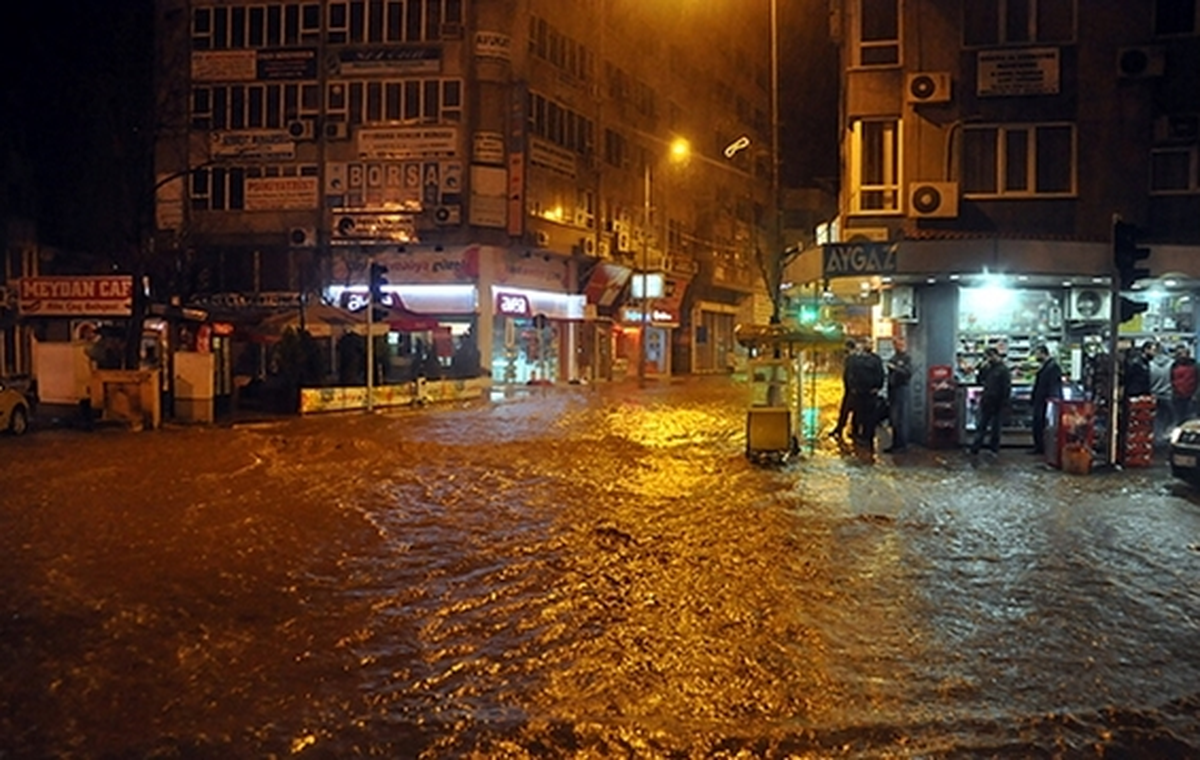 Edremit\'te "Çok Kuvvetli Yağış"