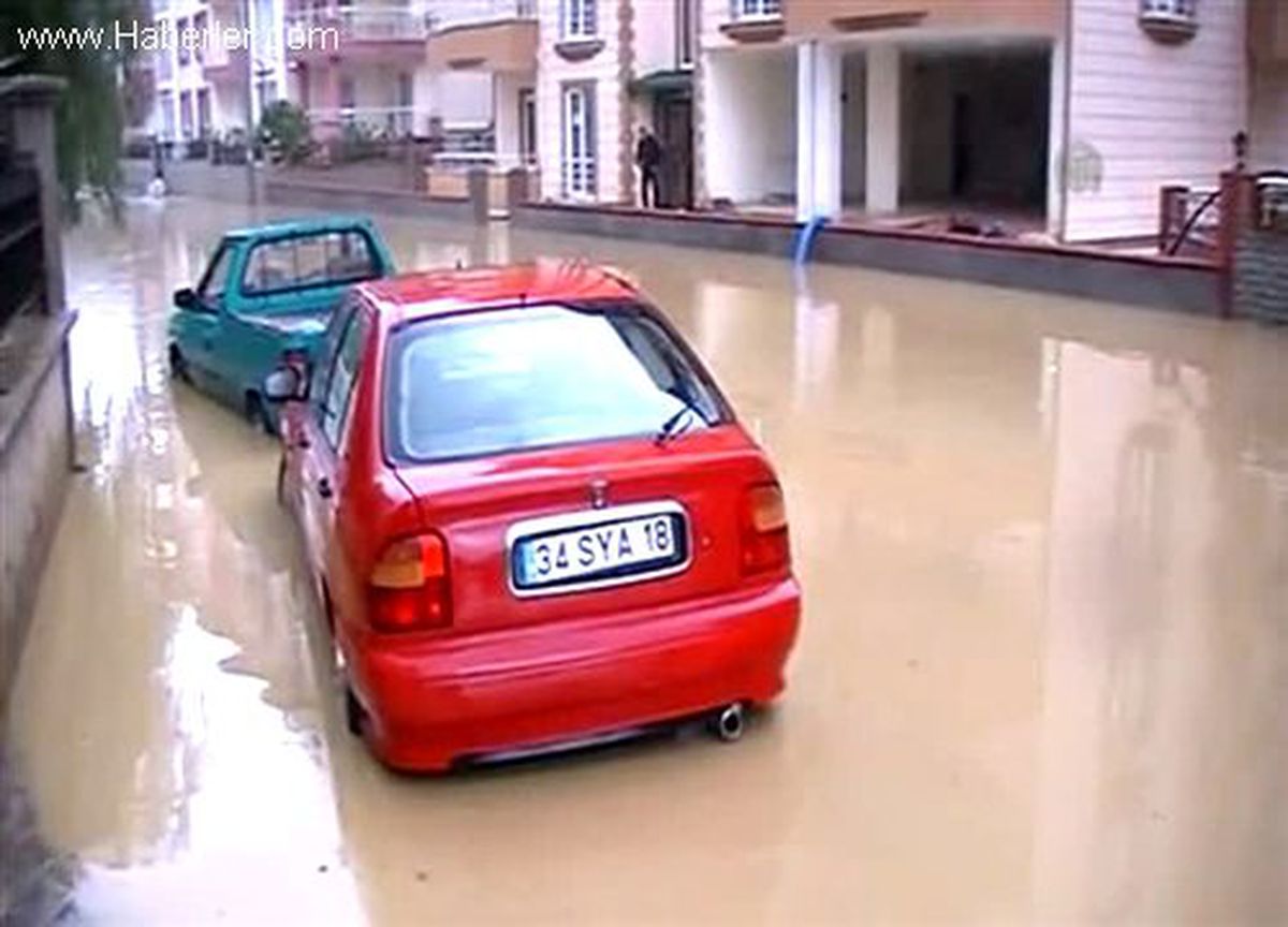 Edremit\'te ev ve iş yerlerini su bastı