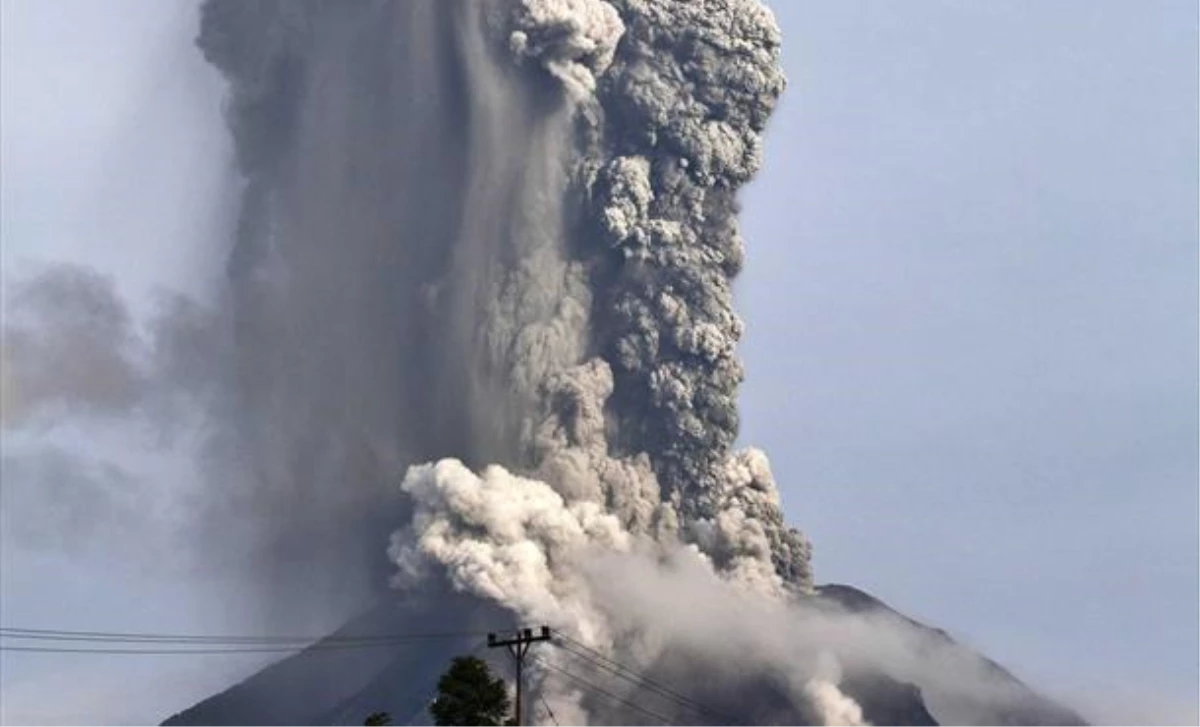 Endonezya\'da Sinabung Yanardağı Kül ve Lav Püskürttü