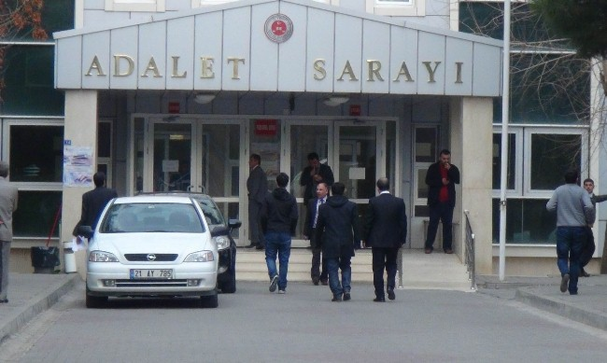 Eşini Poşu ile Boğarak Öldüren Zanlı Adliyeye Çıkarıldı