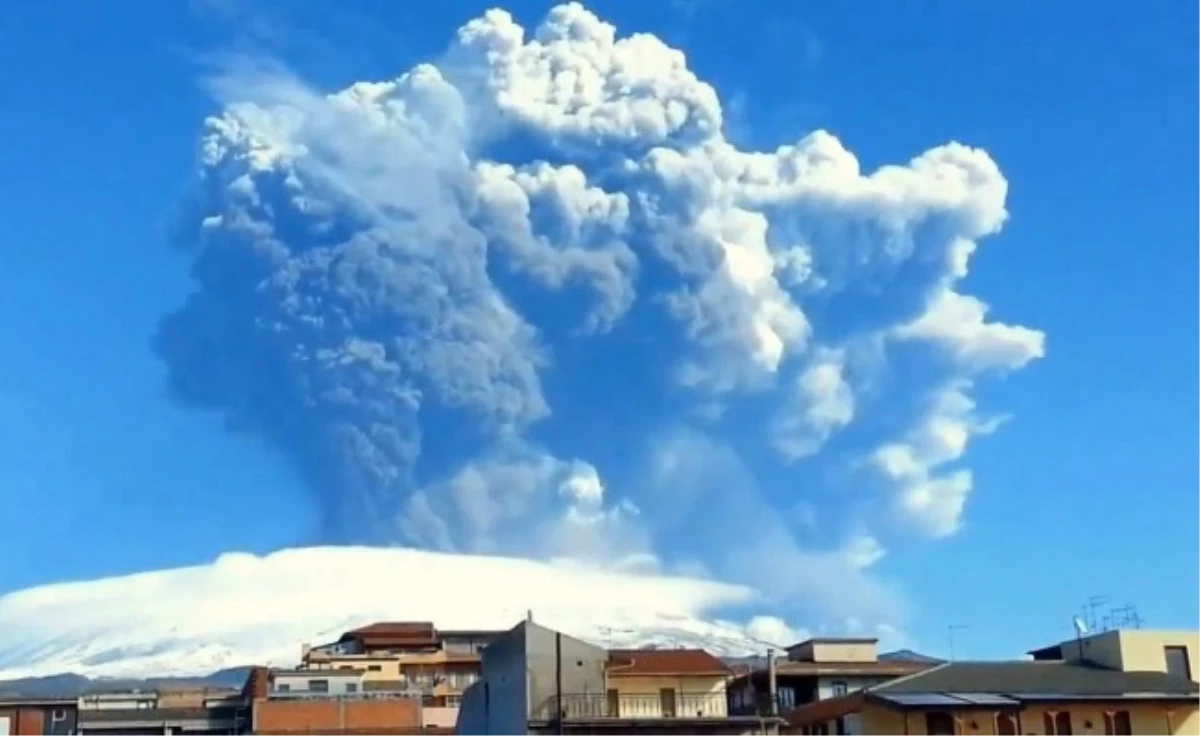 Etna Yanardağı Faaliyete Geçti, Etrafına Taş ve Kül Yağdı