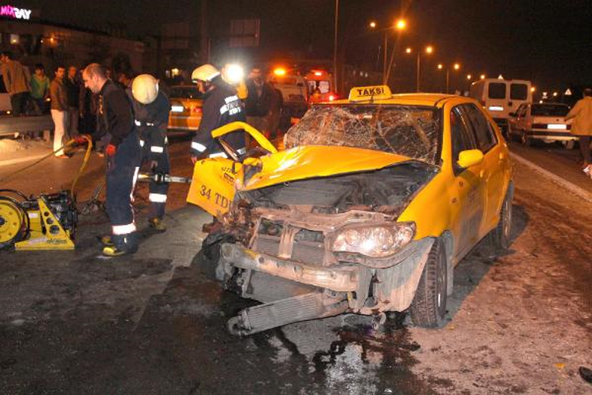 Fatih\'te Trafik Kazası: 2 Yaralı