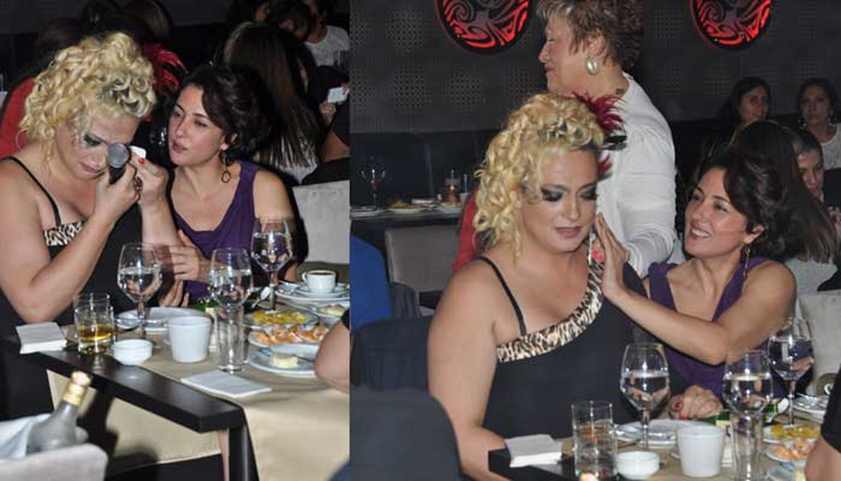 Gözyaşlarını Elleriyle Sildi
