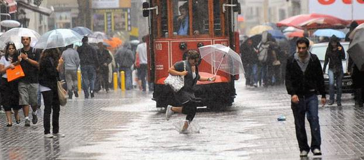 İstanbul\'da Sağanak Yağmur Etkisini Gösterdi