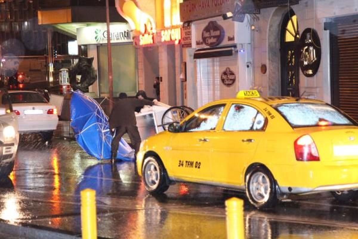 İstanbul\'da Trafik Felç Oldu