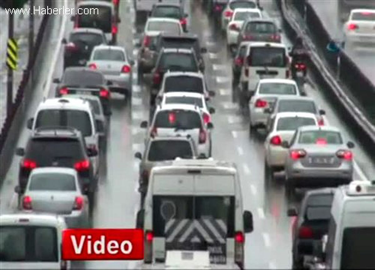 İstanbul\'da Trafik Felç Oldu