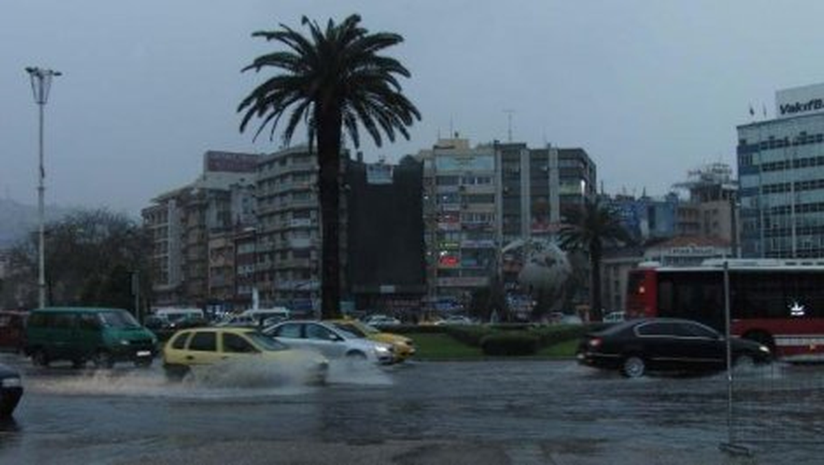 İzmir\'de Sağanak Yağış
