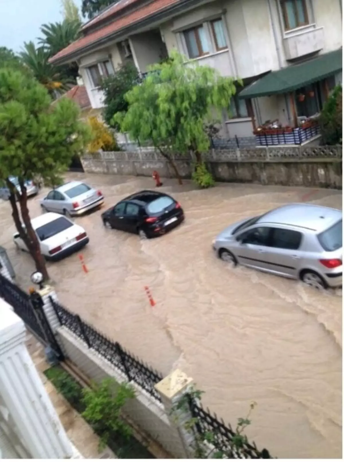 İzmir\'de Sağanak Yağış Hayatı Felç Etti