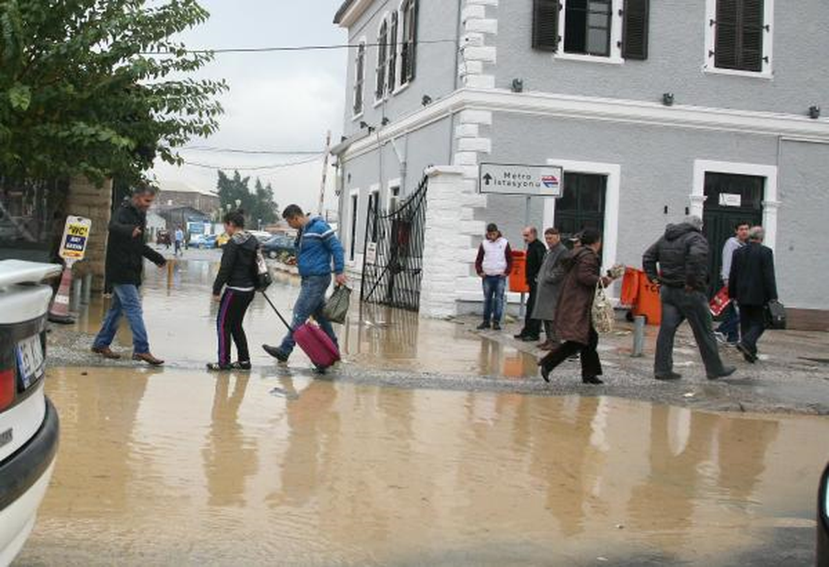 İzmir\'de Yağmur Hayatı Felç Etti (2)