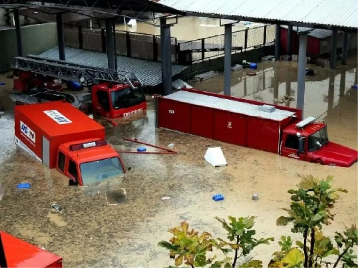 İzmir\'de Yağmur Hayatı Felç Etti