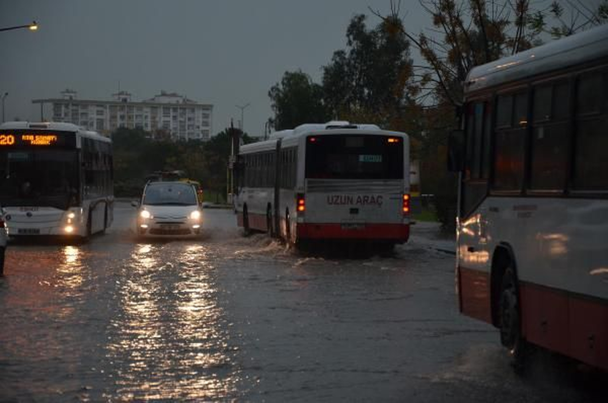 İzmir\'deki Kuvvetli Sağanak