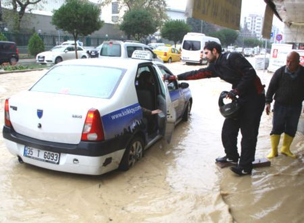 İzmir\'deki Kuvvetli Sağanak