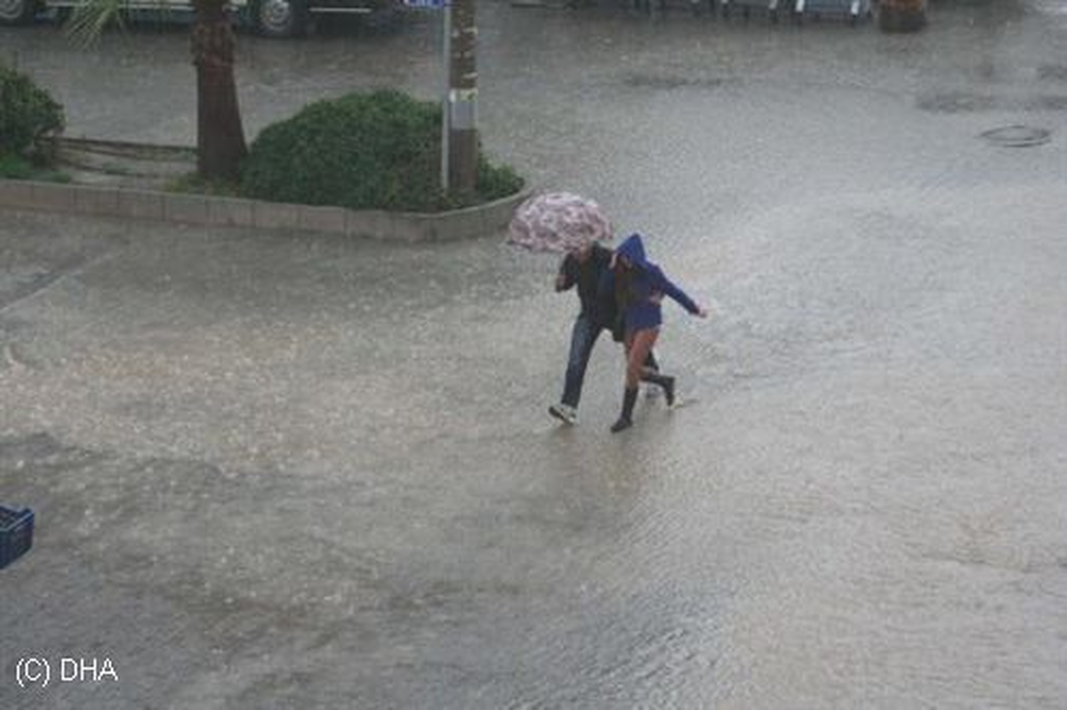 İzmir\'deki Şiddetli Yağış
