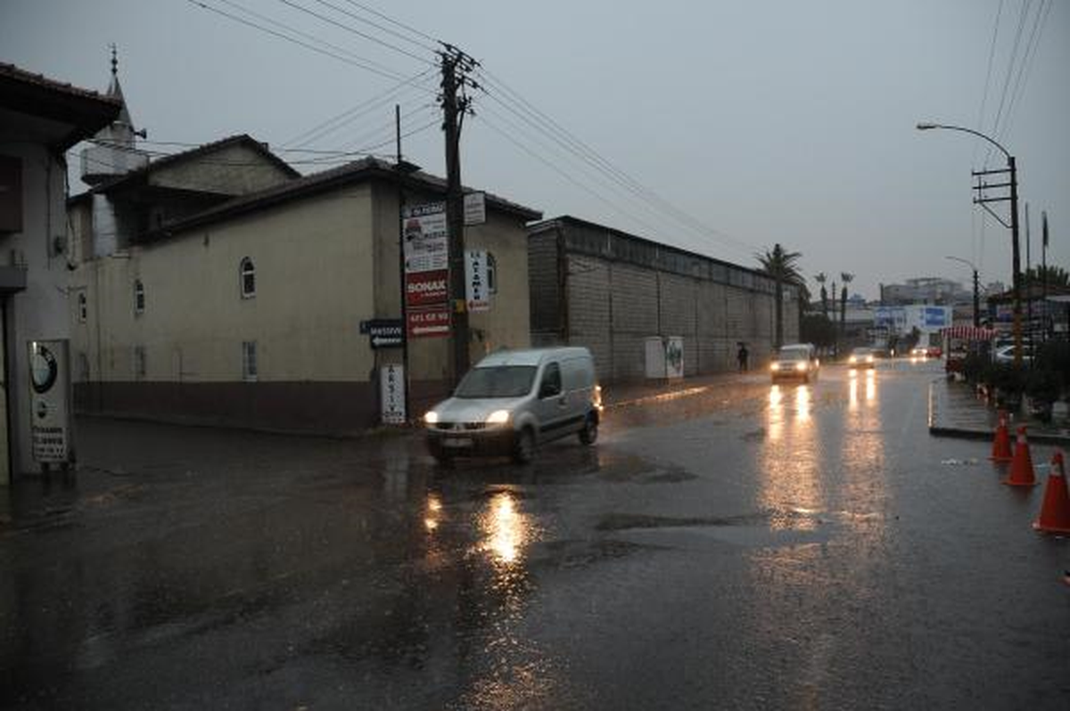 İzmir Güne Sağanak Yağmurla Uyandı