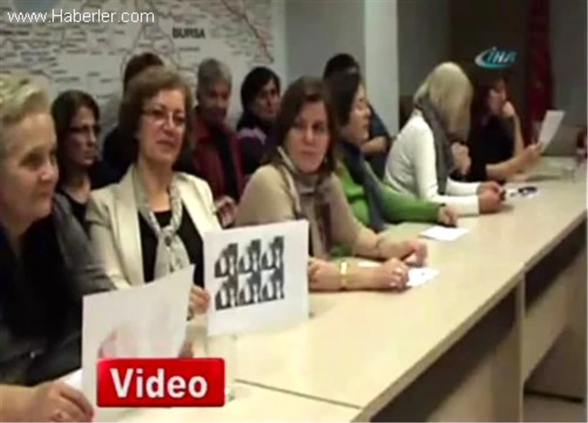 CHP Kadına Yönelik Şiddeti Kadın Bıçaklayarak Protesto Etti
