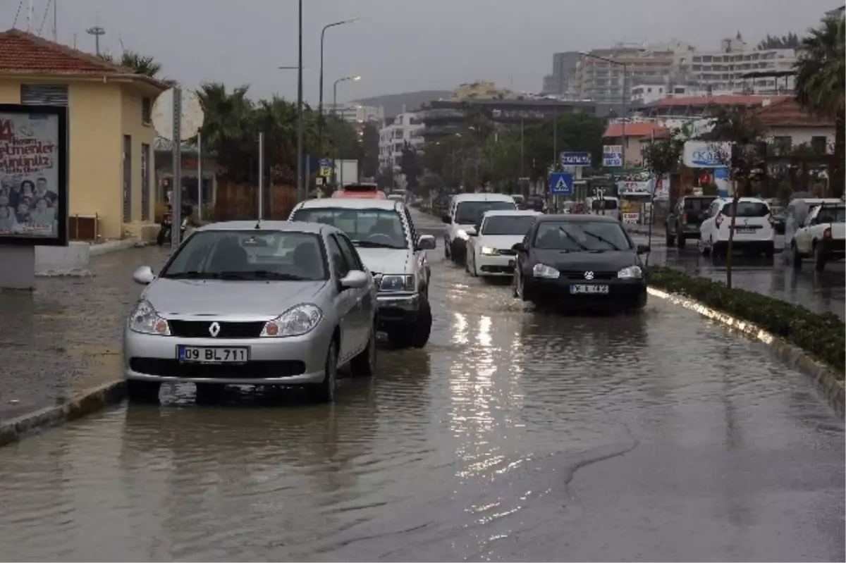 Kuşadası\'nda Sağanak Yağmur ve Fırtına