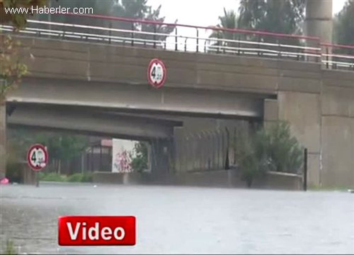 Kuvvetli Sağanak Yağış İzmir\'i Felç Etti