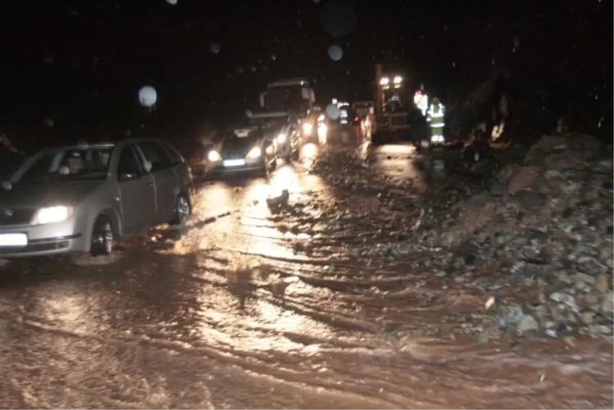 Muğla-Fethiye Karayolunda Meydana Gelen Heyelan Yolu Kapattı