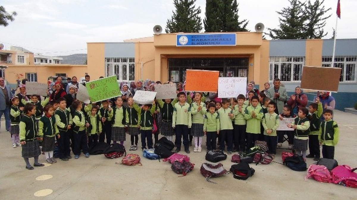 Öğrenciler Eylem Yaptı, Veliler Alkışlarla Destek Verdi