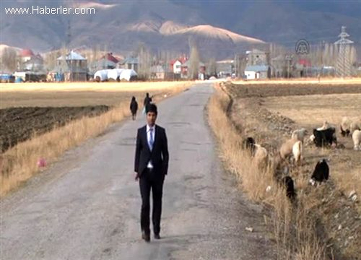 Öğrencileri için her gün 3 kilometre yol yürüyor