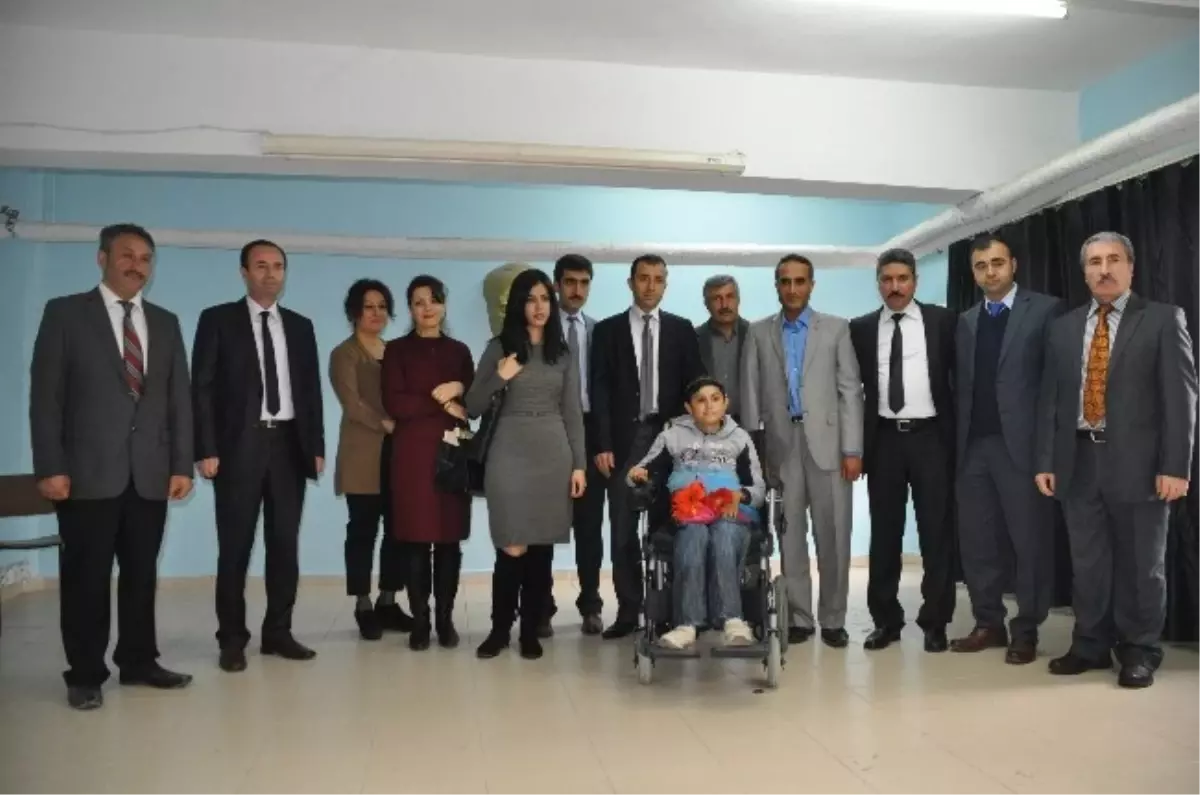 Öğretmenlerden Engelli Öğrenciye Anlamlı Hediye