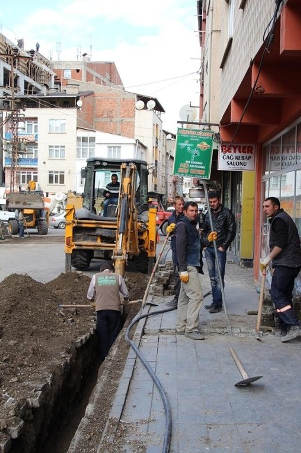 Oltu\'da Enerji Hatları Yer Altına Alınıyor