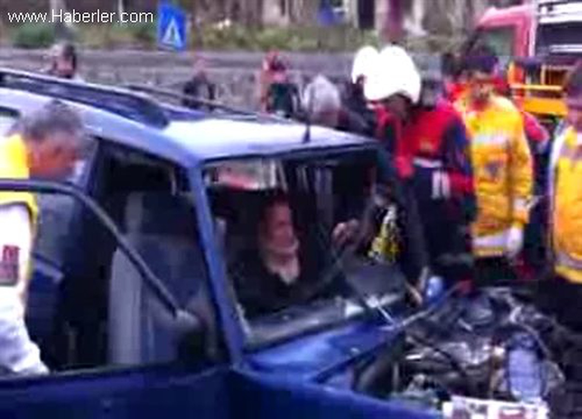 Ereğli\'de Otomobil Kamyona Çarptı: 2 Yaralı